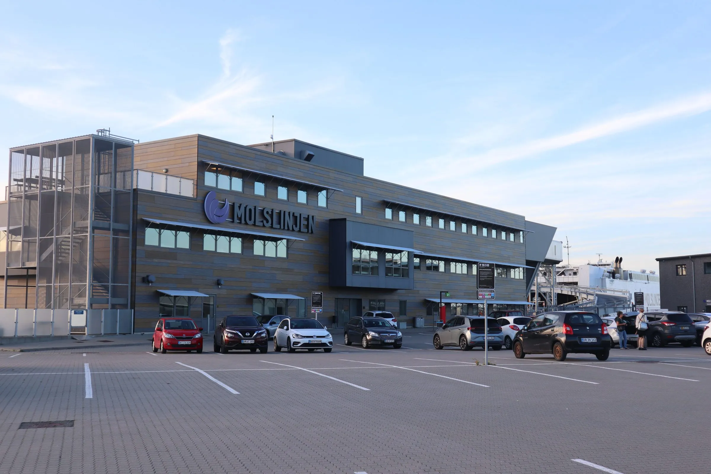De passagiersterminal van Molslinjen in Aarhus met auto's ervoor geparkeerd