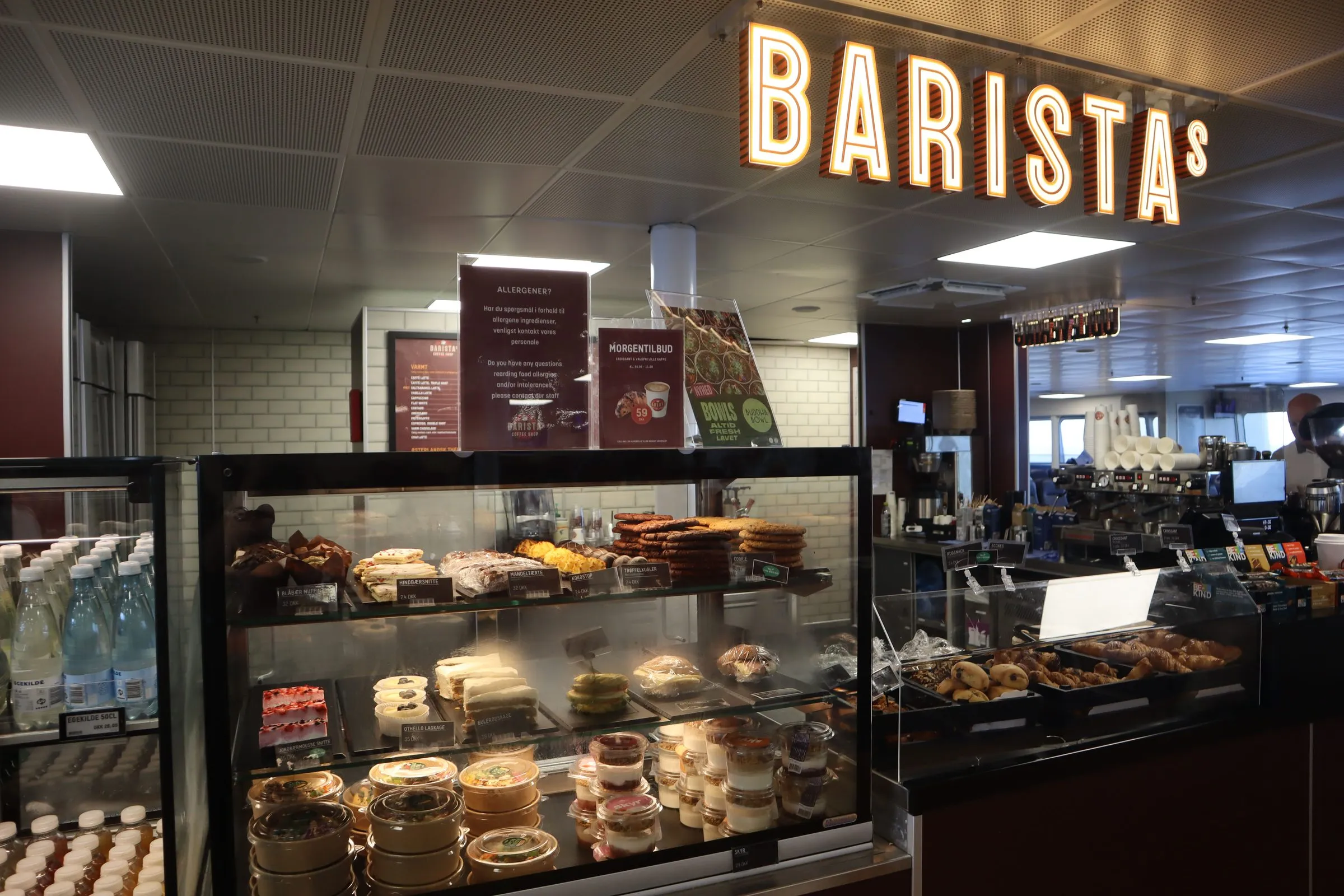 Bagerværks- og kagedisken hos Barista's Coffee Shop ombord