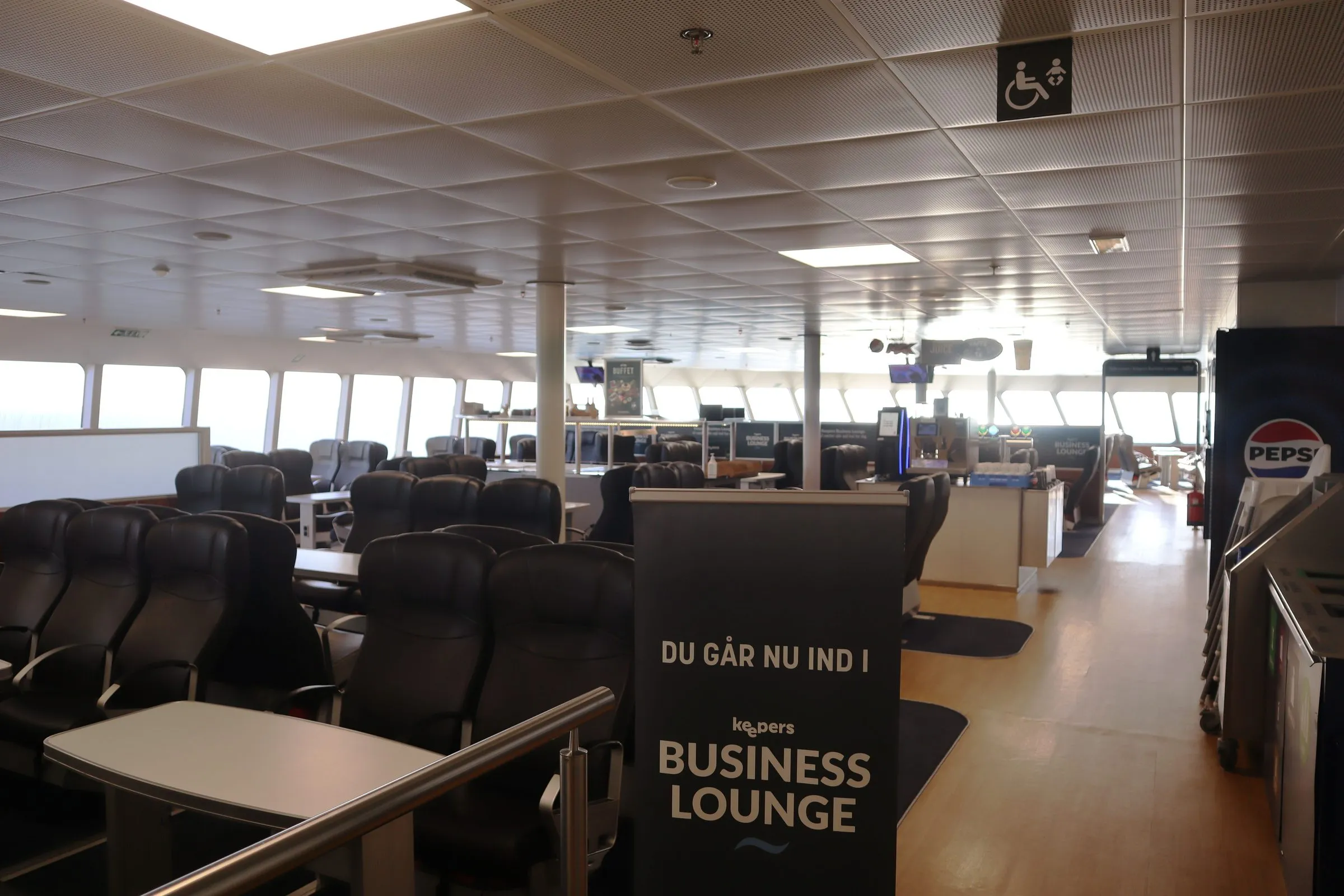 Siddepladser og borde i business-loungen med skiltet Business Lounge