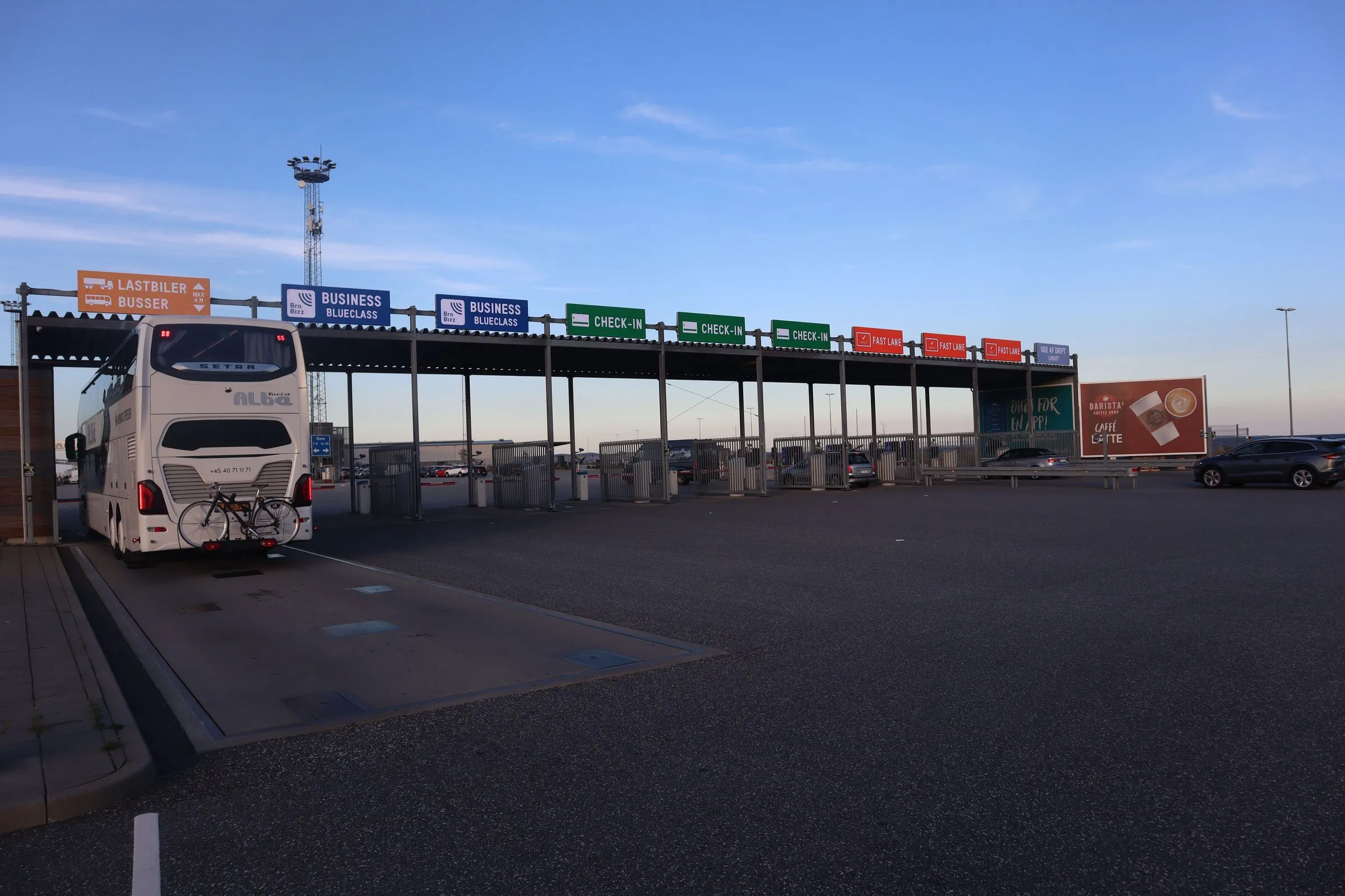 Check-in-hokjes bij de veerbootterminal met een touringcar wachtend in een van de stroken