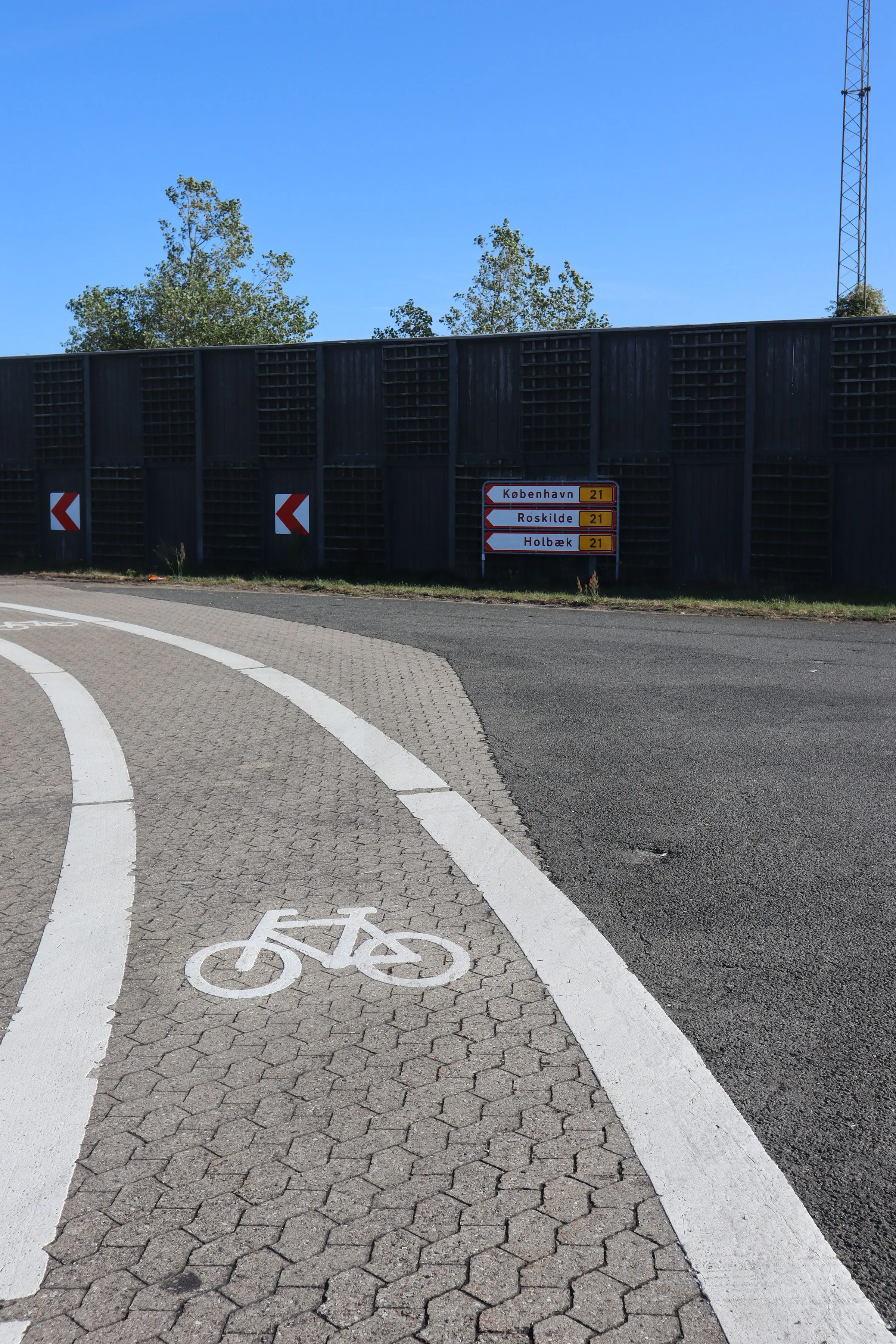 En markerad cykelbana i stenläggningen leder mot färjeterminalen