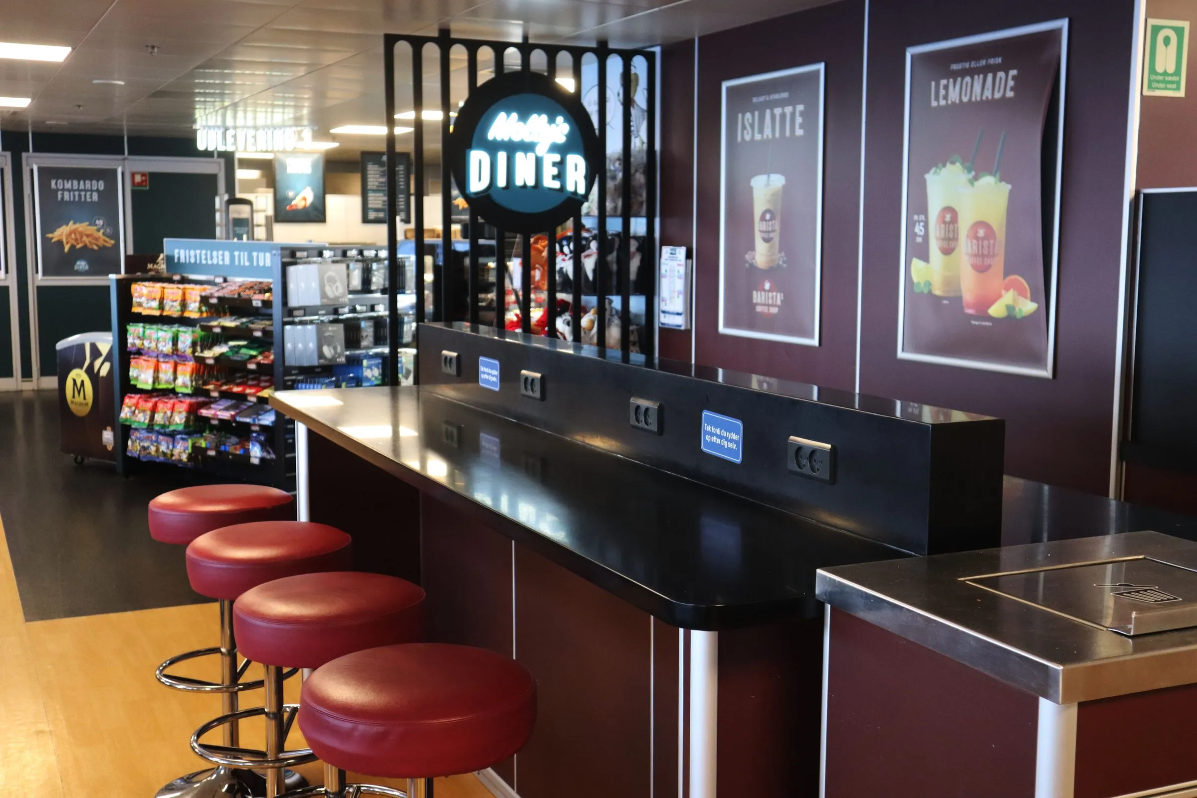 Disken i Molly's Diner med røde barstole og neonskilt