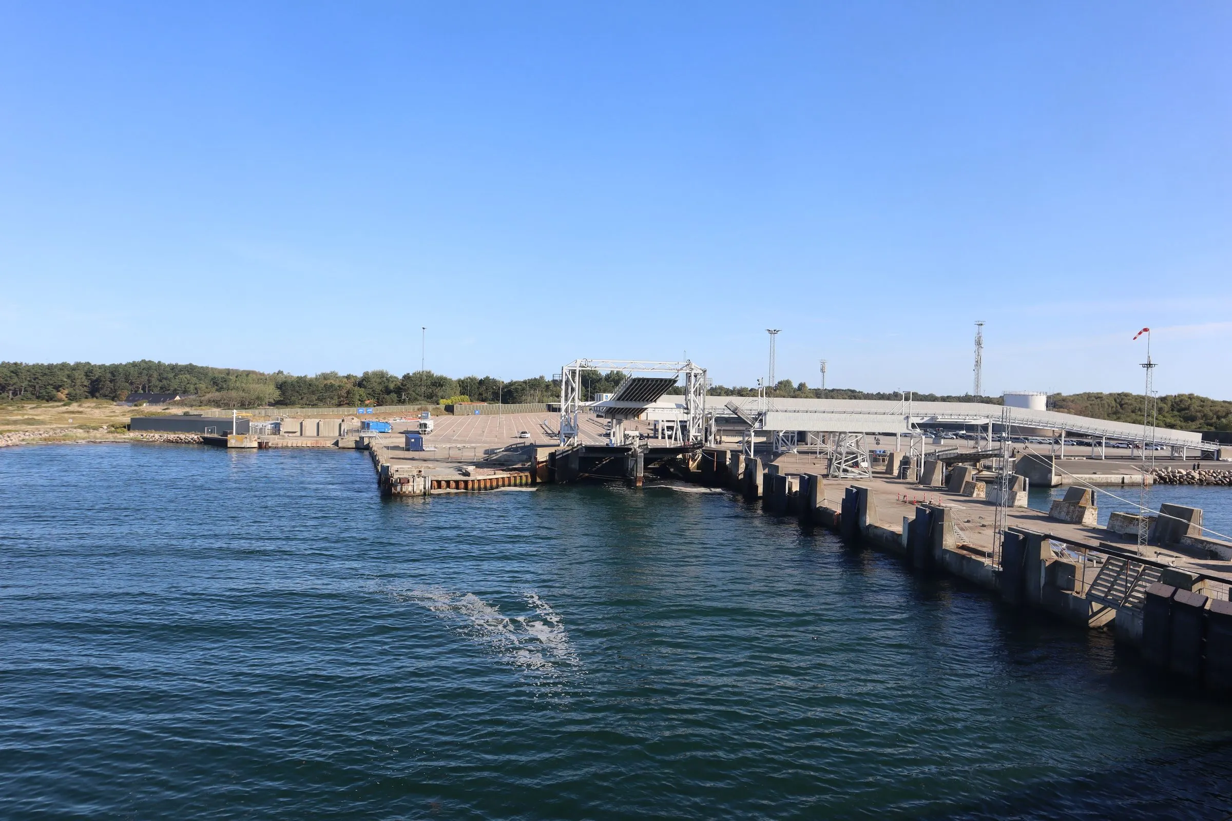 Piren i Odden hamn sedd från däck på den inkommande färjan