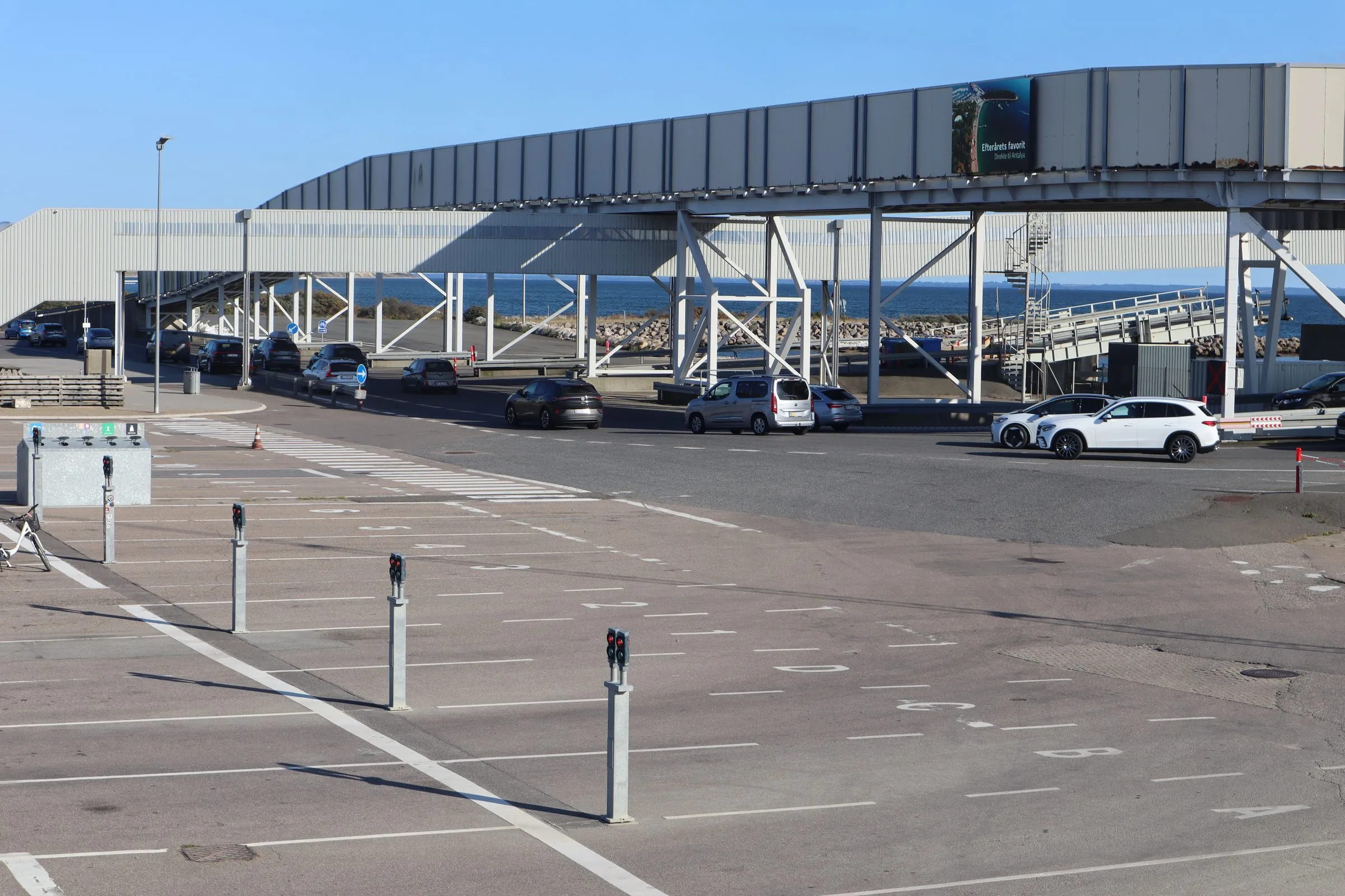 De overdekte loopbrug in Odden loopt boven de parkeerterreinen naar de ligplaatsen