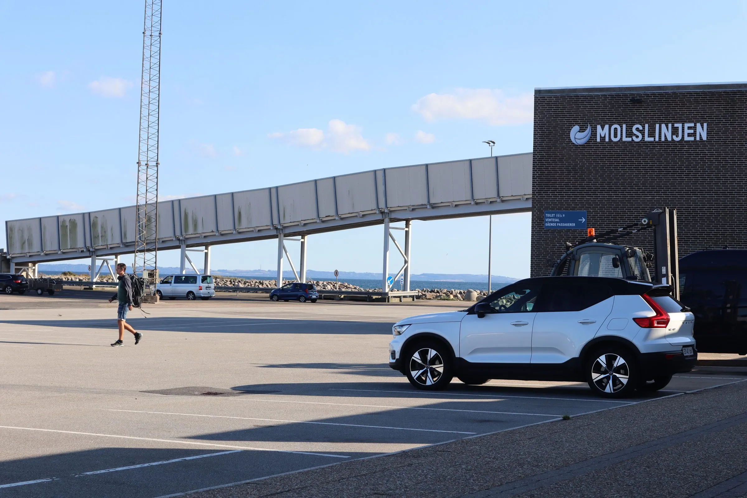 Het terminalgebouw van Molslinjen in Odden met de overdekte loopbrug naar de ligplaatsen