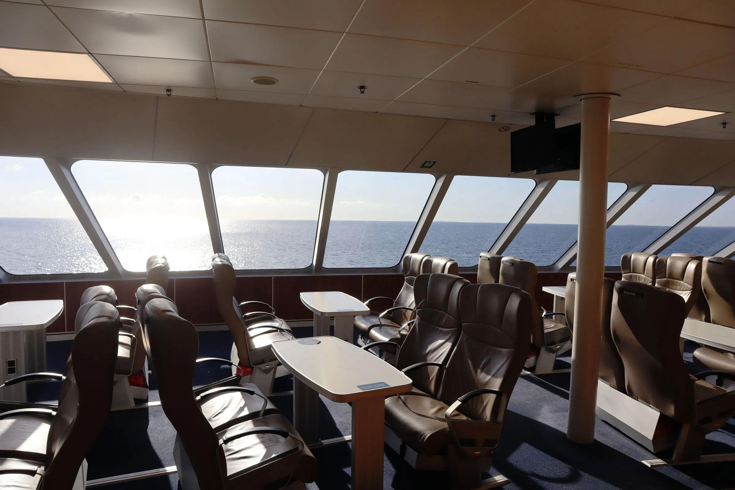 Sæderækker ved færgens panoramavinduer med Kattegat udenfor